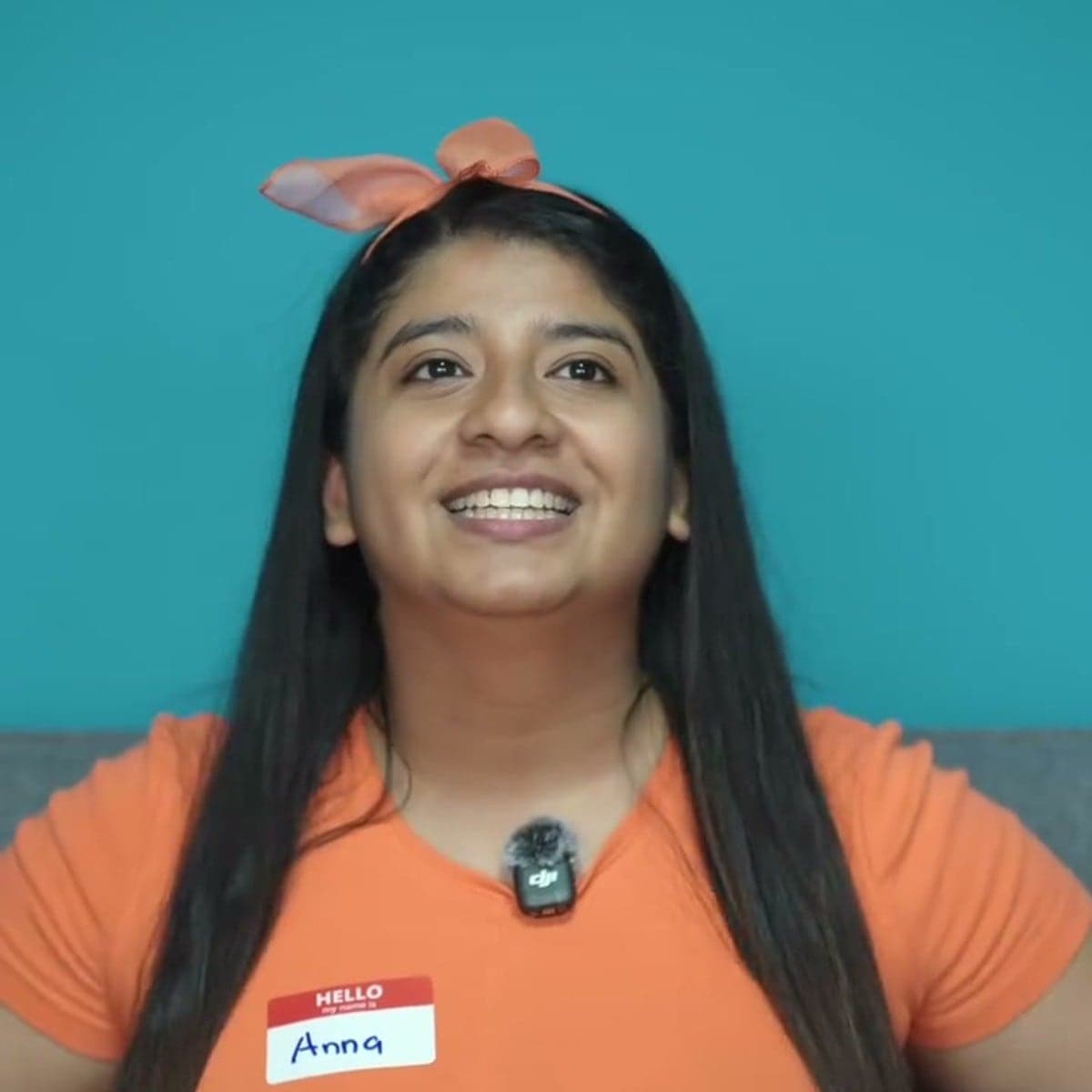 Anna, con su etiqueta de nombre, sonriendo en un sábado de reVIVE