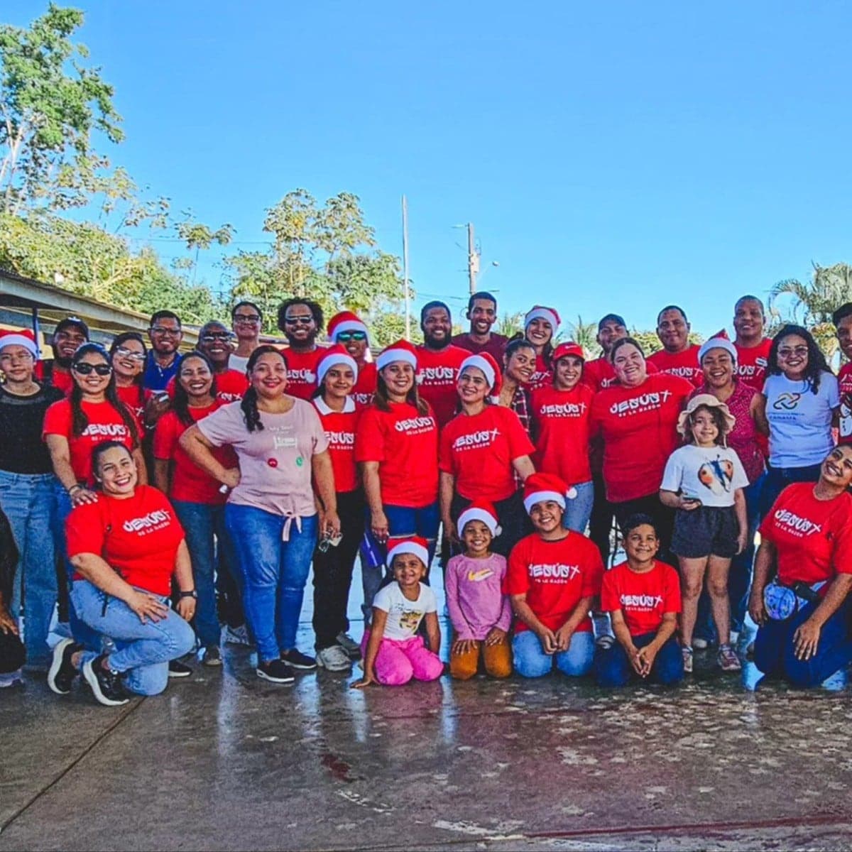 El equipo de reVIVE con camisetas rojas en una jornada de servicio al aire libre