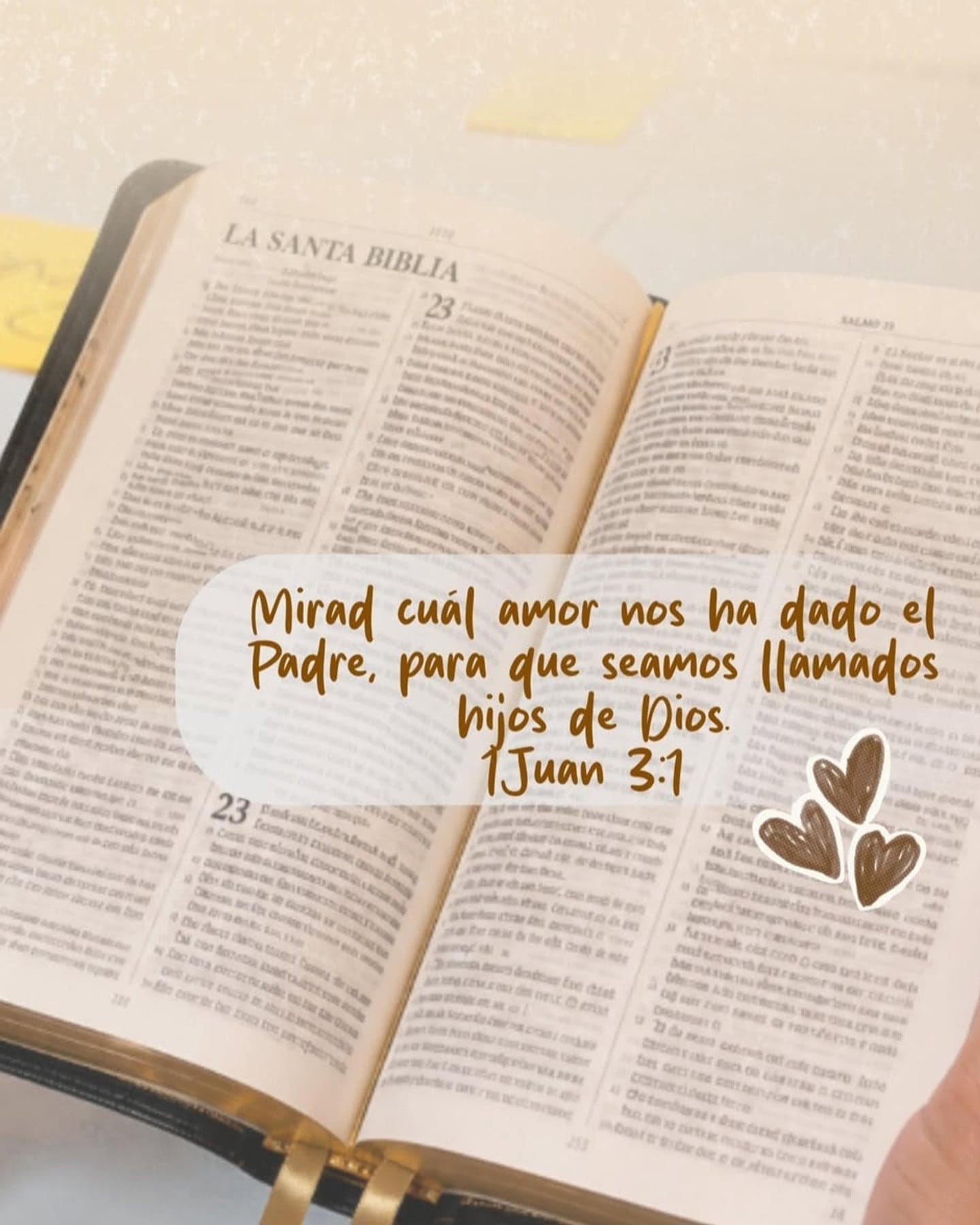 Una Biblia abierta con una nota escrita a mano: «Mirad cuál amor nos ha dado el Padre»